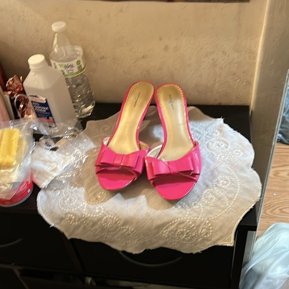 Jaclyn Smith Hot Pink Bow Heels - Picture 8 of 10
